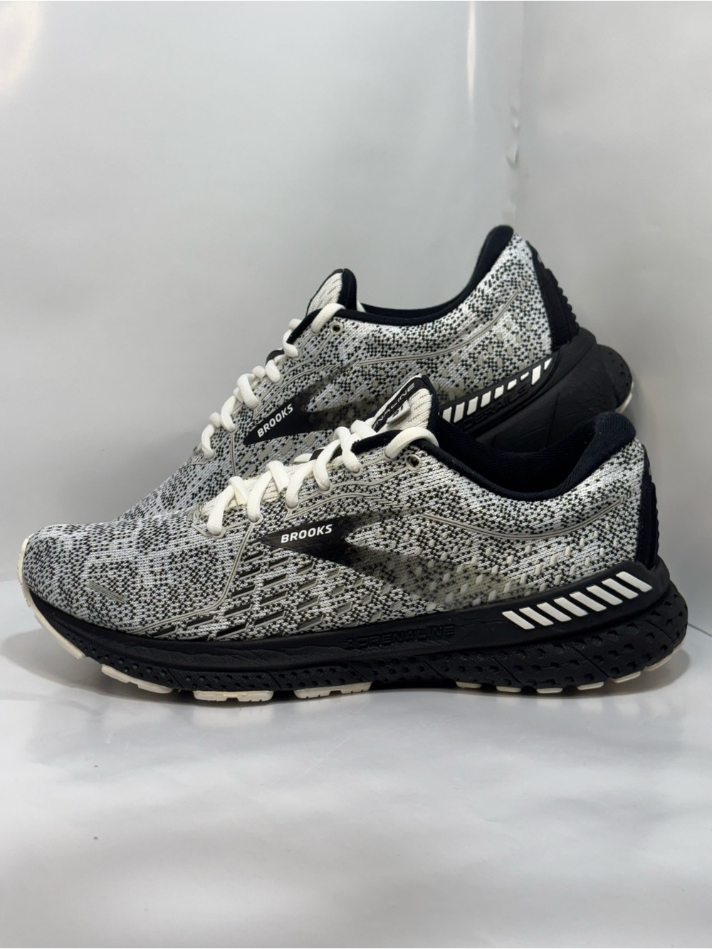 Brooks Adrenaline GTS 21 Women's Size 10 White Black Running Shoes Sneakers